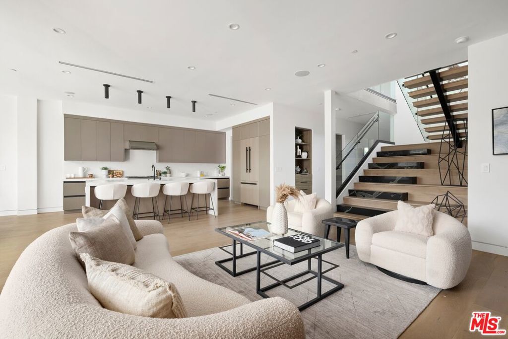 714 N La Jolla Avenue