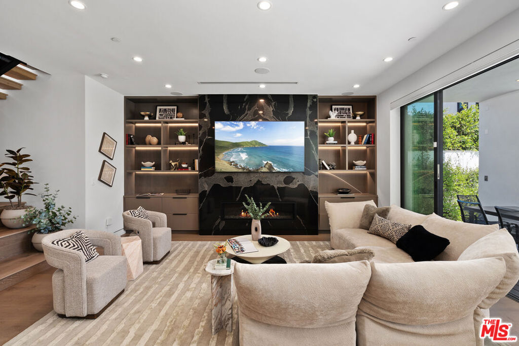 714 N La Jolla Avenue