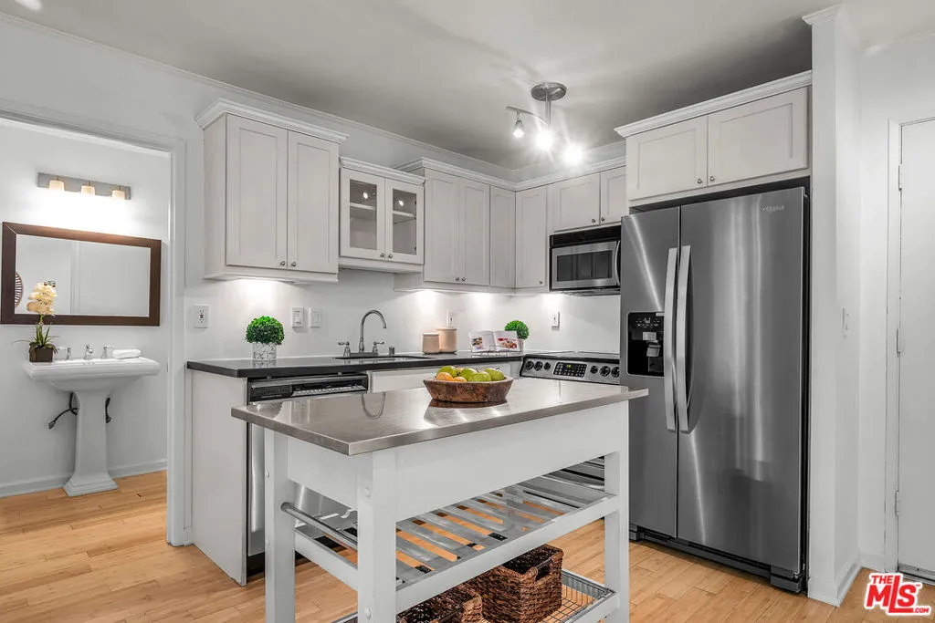 Los Angeles, California 90049, United States, 2 Bedrooms Bedrooms, ,1 BathroomBathrooms,Residential,Active,195267