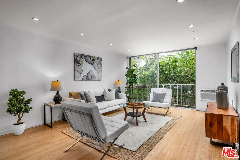 Los Angeles, California 90049, United States, 2 Bedrooms Bedrooms, ,1 BathroomBathrooms,Residential,Active,195267