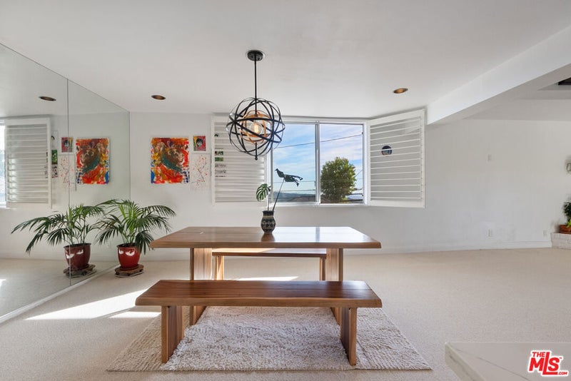 2385 Roscomare Road E17