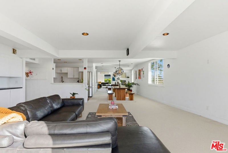 2385 Roscomare Road E17