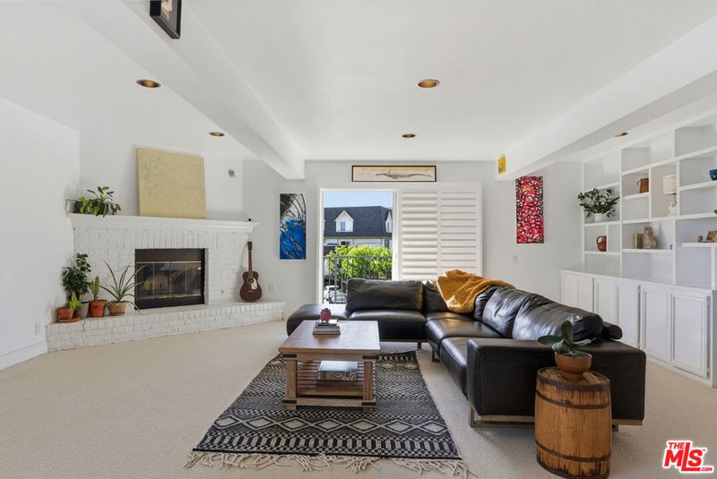 2385 Roscomare Road E17