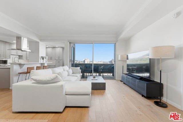 7250 Franklin Avenue 615 #615, Los Angeles