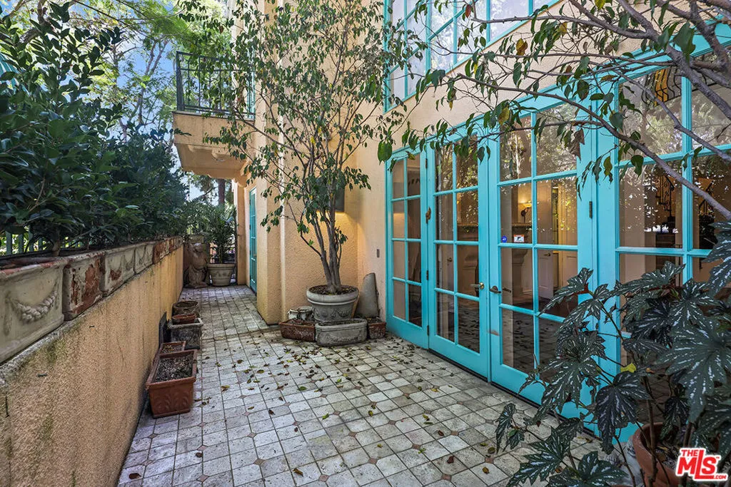 Los Angeles, California 90049, United States, 2 Bedrooms Bedrooms, ,3 BathroomsBathrooms,Residential,Active,201783