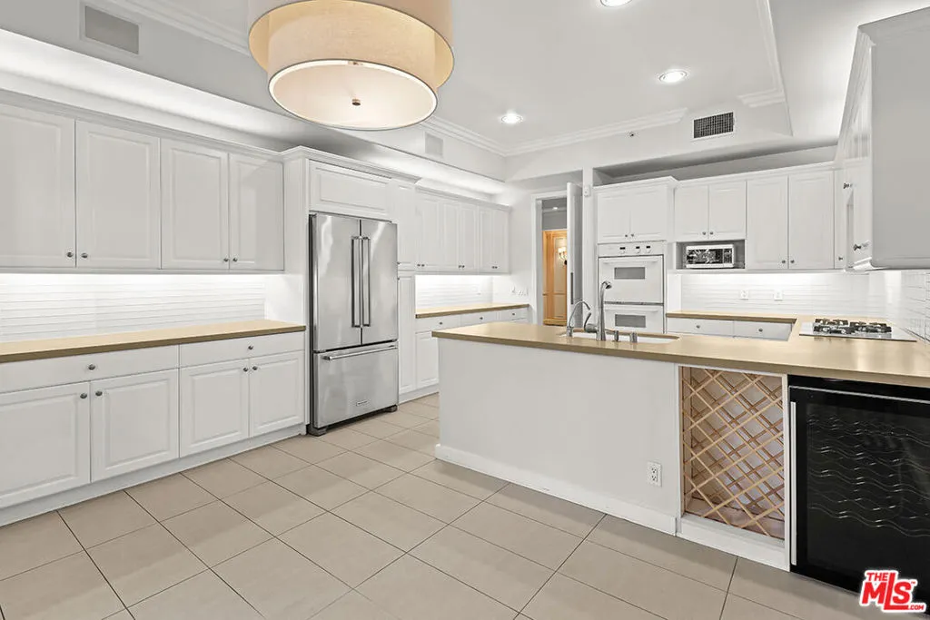 Los Angeles, California 90049, United States, 2 Bedrooms Bedrooms, ,3 BathroomsBathrooms,Residential,Active,201783