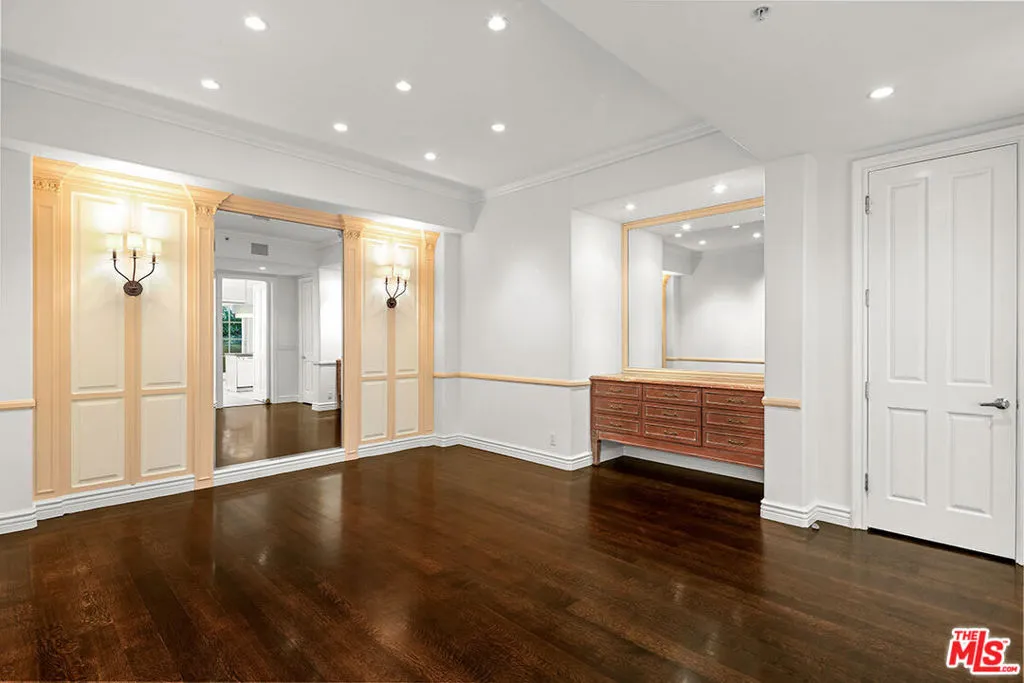 Los Angeles, California 90049, United States, 2 Bedrooms Bedrooms, ,3 BathroomsBathrooms,Residential,Active,201783