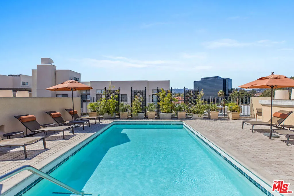 Los Angeles, California 90049, United States, 2 Bedrooms Bedrooms, ,3 BathroomsBathrooms,Residential,Active,201783