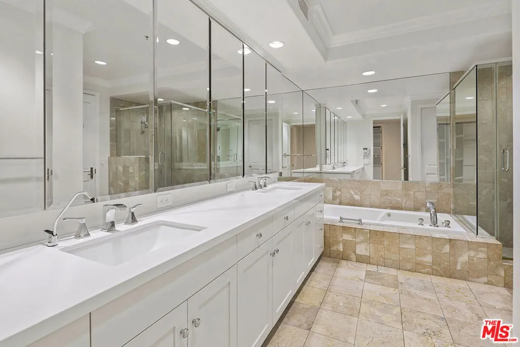 Los Angeles, California 90049, United States, 2 Bedrooms Bedrooms, ,3 BathroomsBathrooms,Residential,Active,201783