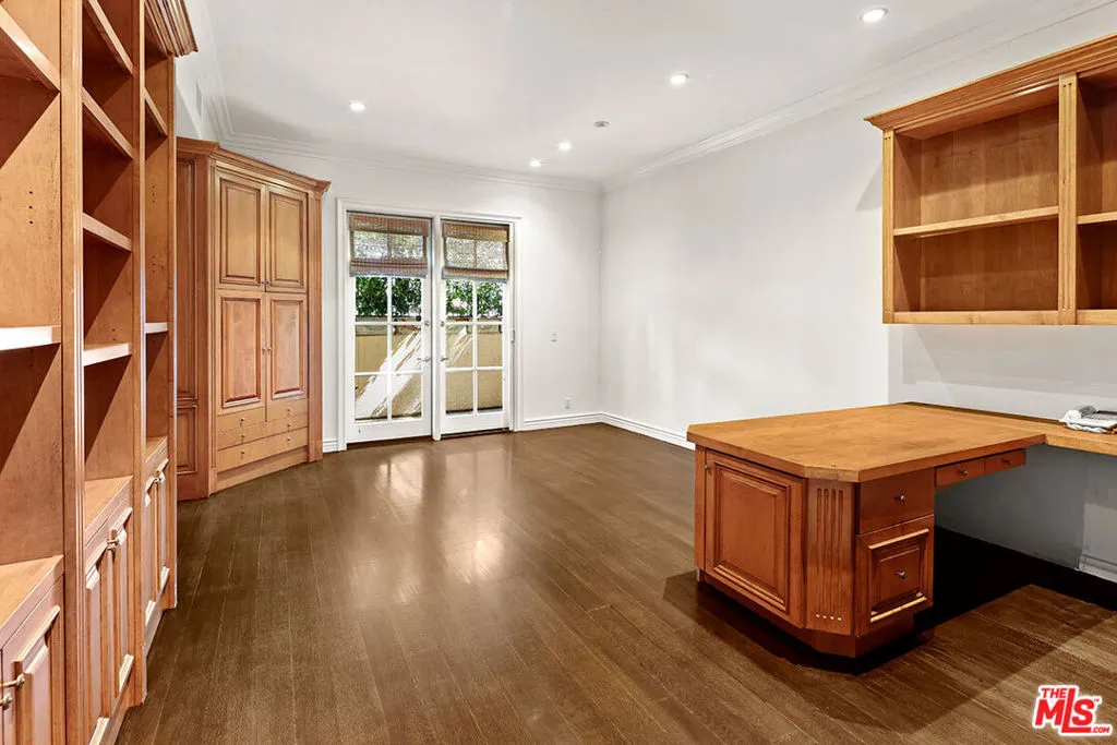 Los Angeles, California 90049, United States, 2 Bedrooms Bedrooms, ,3 BathroomsBathrooms,Residential,Active,201783