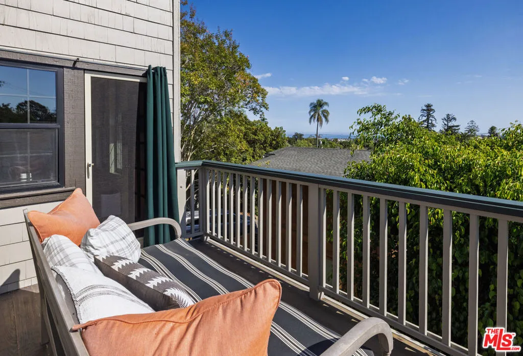 Santa Barbara, California 93101, United States, 2 Bedrooms Bedrooms, ,3 BathroomsBathrooms,Residential,Active,205913