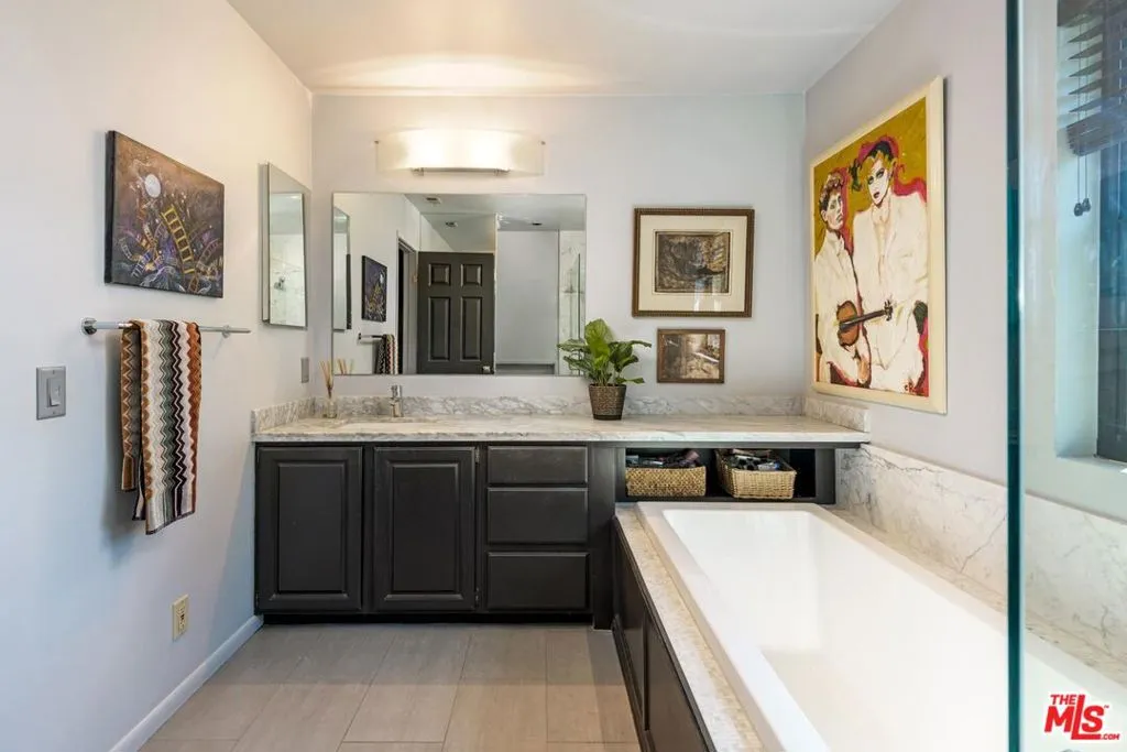 Santa Barbara, California 93101, United States, 2 Bedrooms Bedrooms, ,3 BathroomsBathrooms,Residential,Active,205913