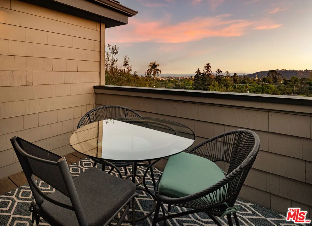 Santa Barbara, California 93101, United States, 2 Bedrooms Bedrooms, ,3 BathroomsBathrooms,Residential,Active,205913