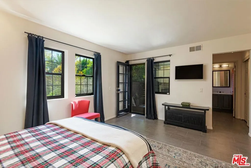 Santa Barbara, California 93101, United States, 2 Bedrooms Bedrooms, ,3 BathroomsBathrooms,Residential,Active,205913