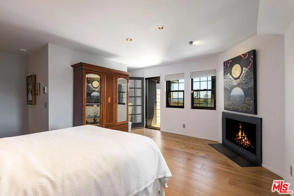 Santa Barbara, California 93101, United States, 2 Bedrooms Bedrooms, ,3 BathroomsBathrooms,Residential,Active,205913