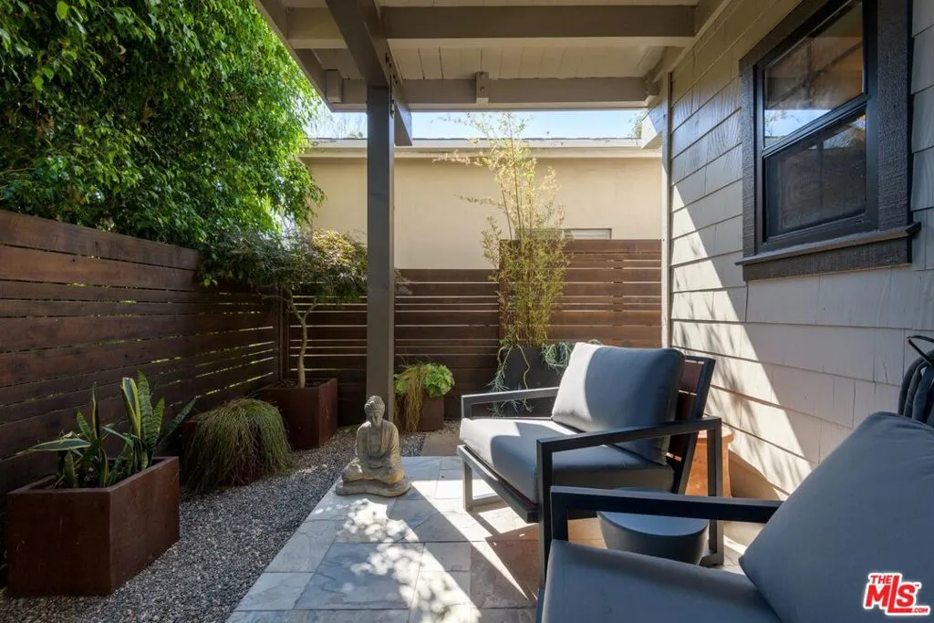 Santa Barbara, California 93101, United States, 2 Bedrooms Bedrooms, ,3 BathroomsBathrooms,Residential,Active,205913