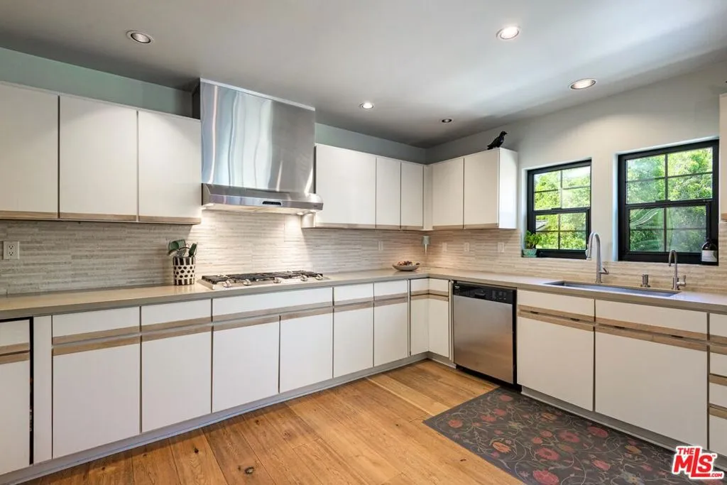 Santa Barbara, California 93101, United States, 2 Bedrooms Bedrooms, ,3 BathroomsBathrooms,Residential,Active,205913