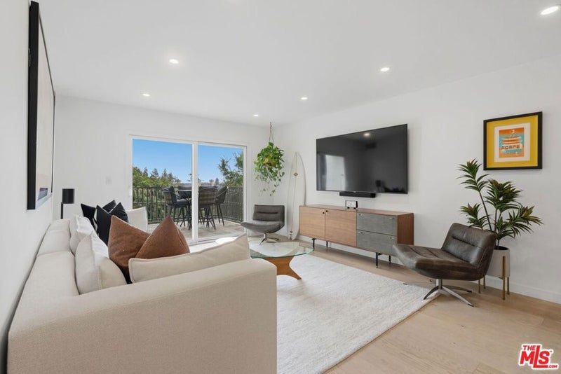 1230 Horn Avenue 305