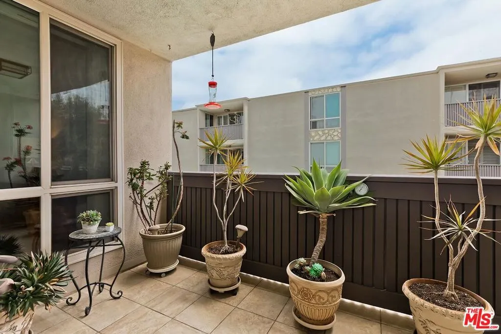 Los Angeles, California 90049, United States, 2 Bedrooms Bedrooms, ,2 BathroomsBathrooms,Residential,Active,146135