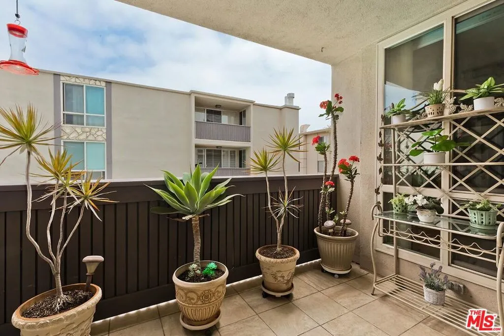 Los Angeles, California 90049, United States, 2 Bedrooms Bedrooms, ,2 BathroomsBathrooms,Residential,Active,146135