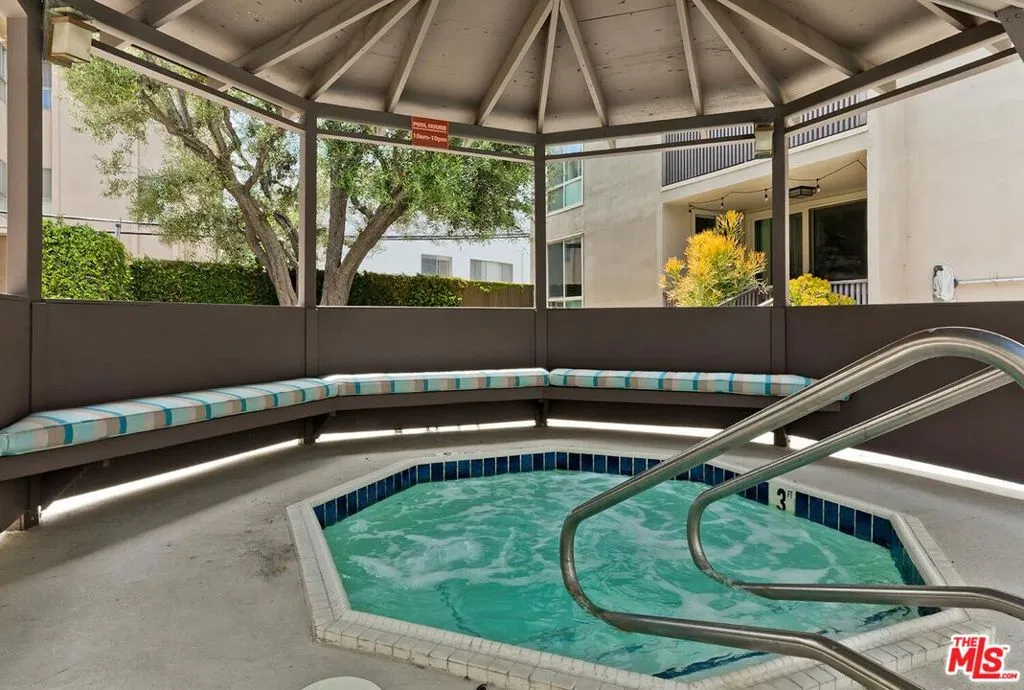 Los Angeles, California 90049, United States, 2 Bedrooms Bedrooms, ,2 BathroomsBathrooms,Residential,Active,146135