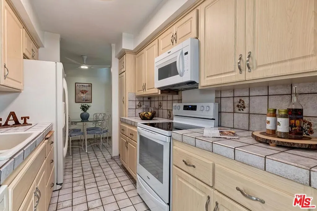 Los Angeles, California 90049, United States, 2 Bedrooms Bedrooms, ,2 BathroomsBathrooms,Residential,Active,146135