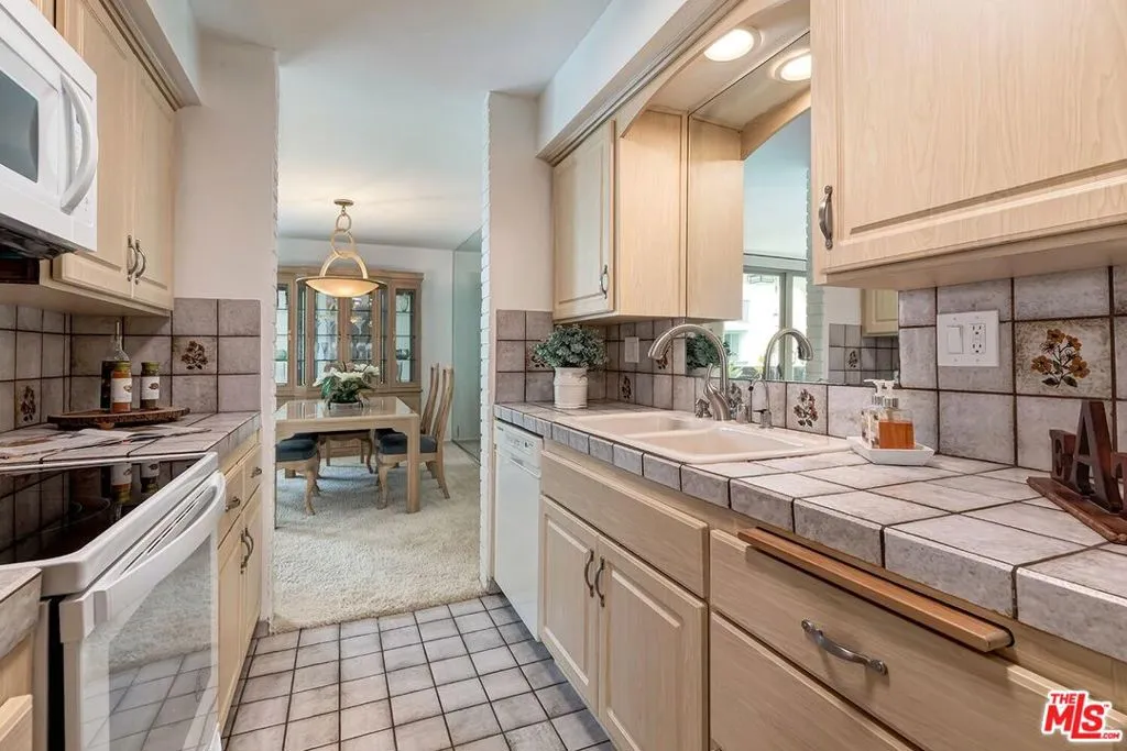 Los Angeles, California 90049, United States, 2 Bedrooms Bedrooms, ,2 BathroomsBathrooms,Residential,Active,146135