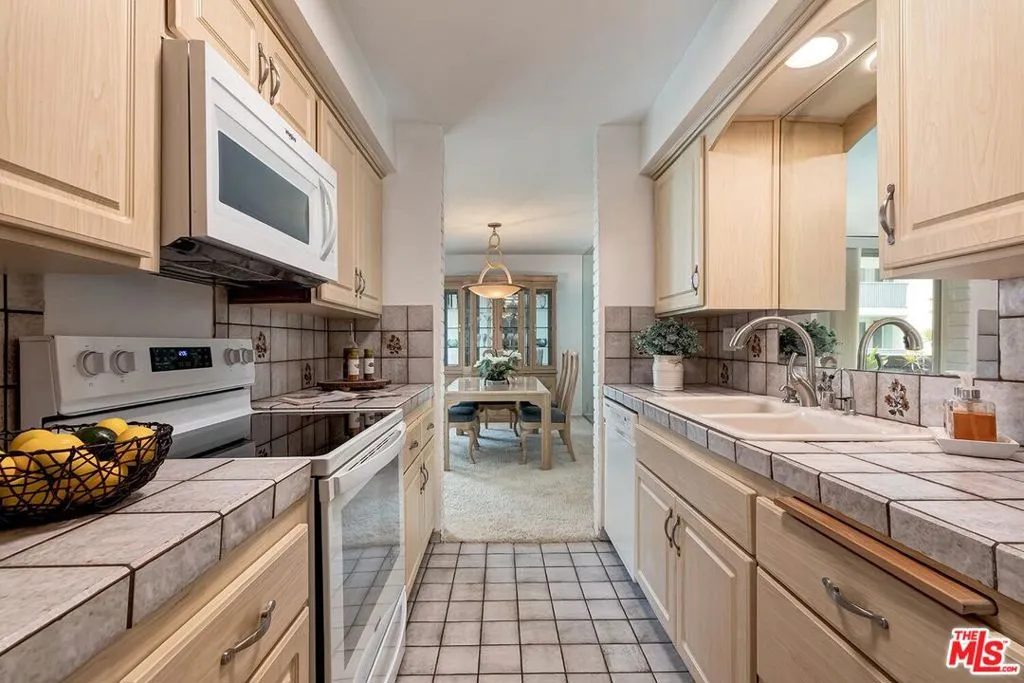 Los Angeles, California 90049, United States, 2 Bedrooms Bedrooms, ,2 BathroomsBathrooms,Residential,Active,146135