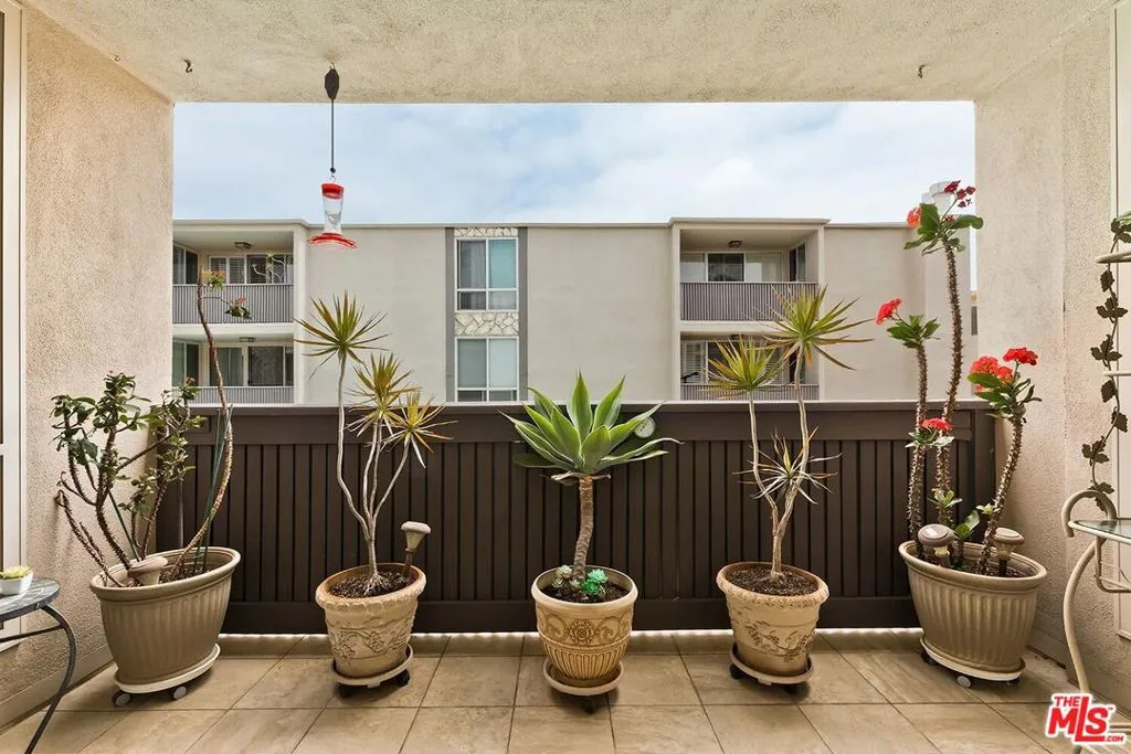 Los Angeles, California 90049, United States, 2 Bedrooms Bedrooms, ,2 BathroomsBathrooms,Residential,Active,146135