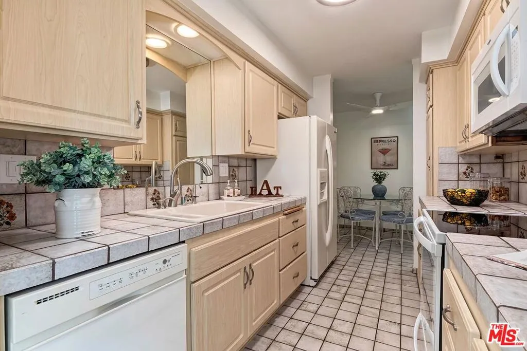 Los Angeles, California 90049, United States, 2 Bedrooms Bedrooms, ,2 BathroomsBathrooms,Residential,Active,146135