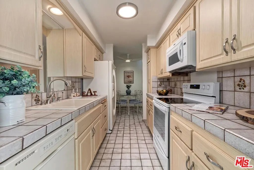 Los Angeles, California 90049, United States, 2 Bedrooms Bedrooms, ,2 BathroomsBathrooms,Residential,Active,146135