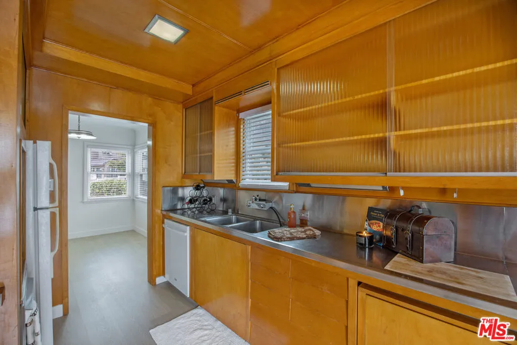 Los Angeles, California 90049, United States, 3 Bedrooms Bedrooms, ,2 BathroomsBathrooms,Residential,Active,239684