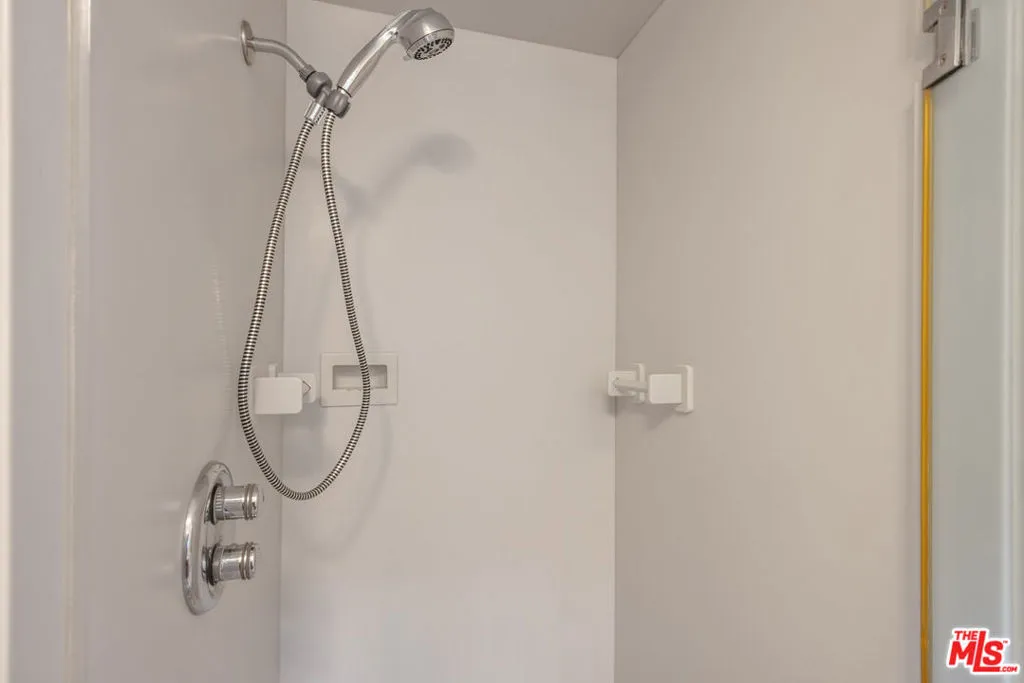 Los Angeles, California 90049, United States, 3 Bedrooms Bedrooms, ,2 BathroomsBathrooms,Residential,Active,239684