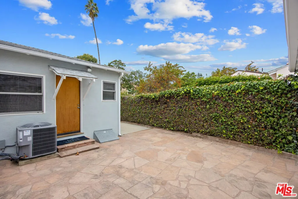 Los Angeles, California 90049, United States, 3 Bedrooms Bedrooms, ,2 BathroomsBathrooms,Residential,Active,239684