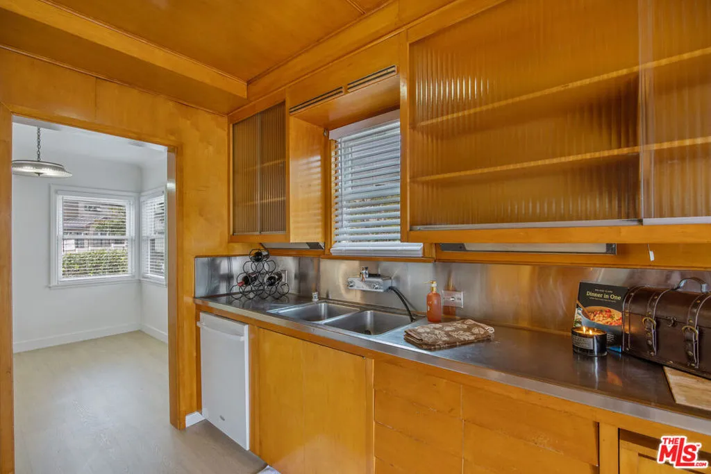 Los Angeles, California 90049, United States, 3 Bedrooms Bedrooms, ,2 BathroomsBathrooms,Residential,Active,239684