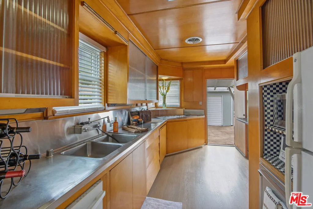 Los Angeles, California 90049, United States, 3 Bedrooms Bedrooms, ,2 BathroomsBathrooms,Residential,Active,239684