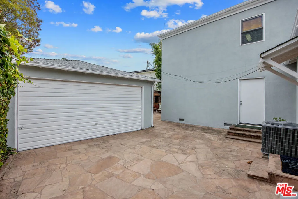 Los Angeles, California 90049, United States, 3 Bedrooms Bedrooms, ,2 BathroomsBathrooms,Residential,Active,239684