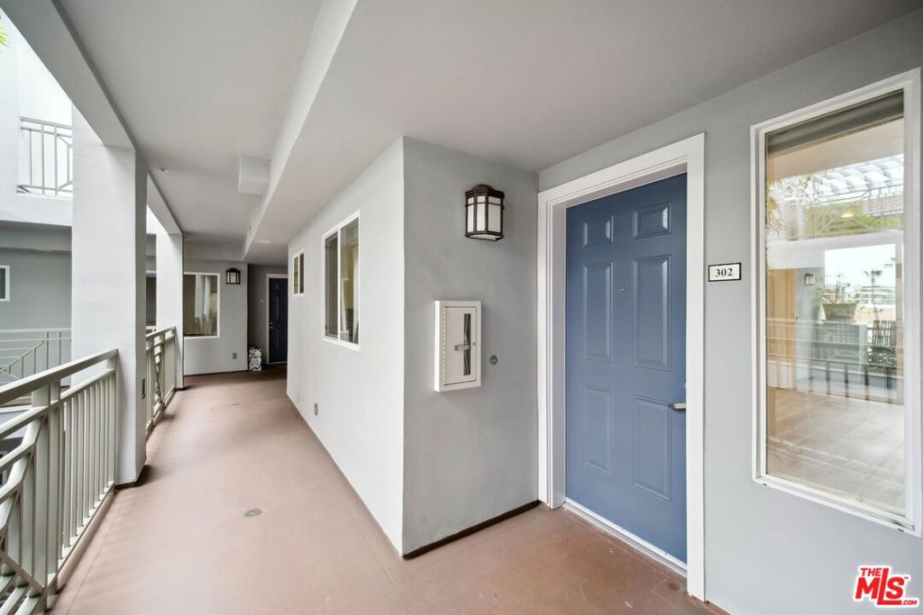 6038 Carlton Way 302