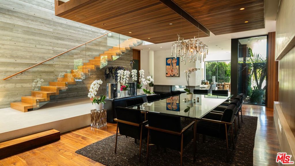Properties 4 748 Amalfi Drive