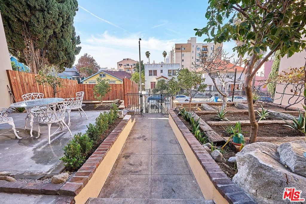 826 S Park View Street