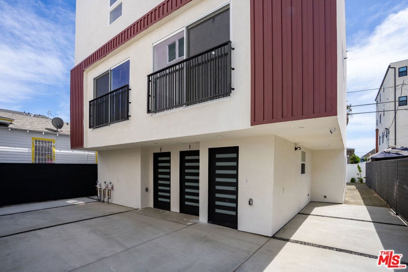 1286 W 35th Place