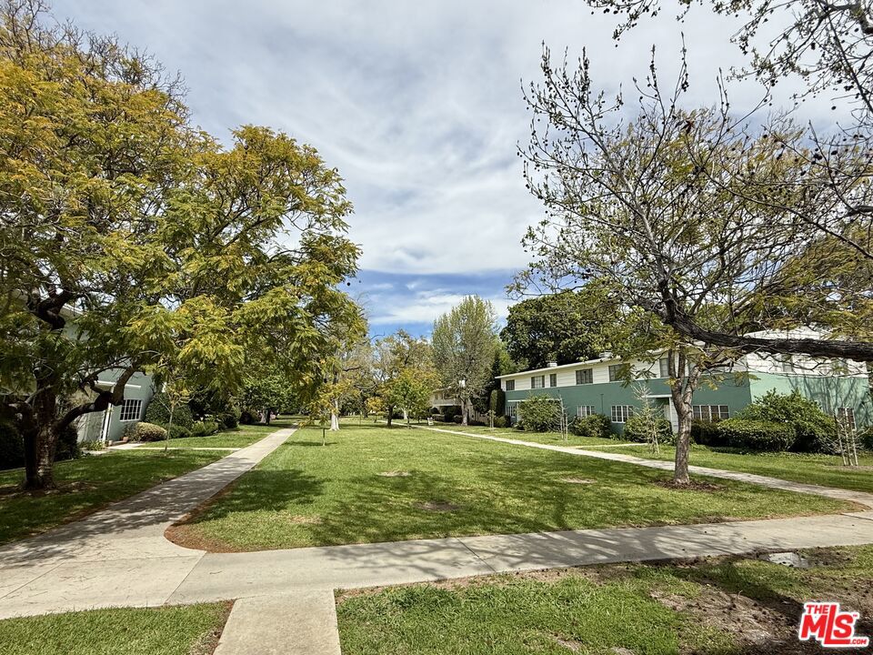 5464 Village Green