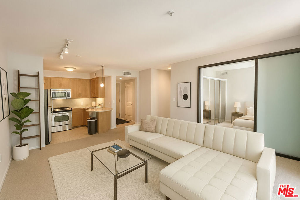 267 S San Pedro Street 306