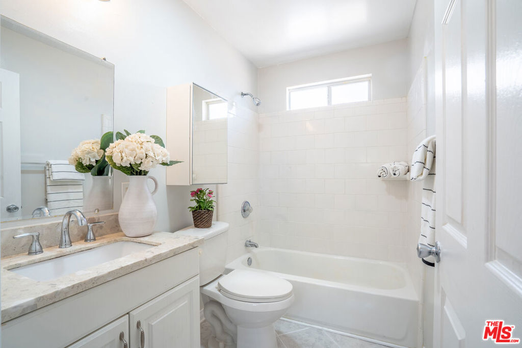Properties 2 4814 Pickford Street