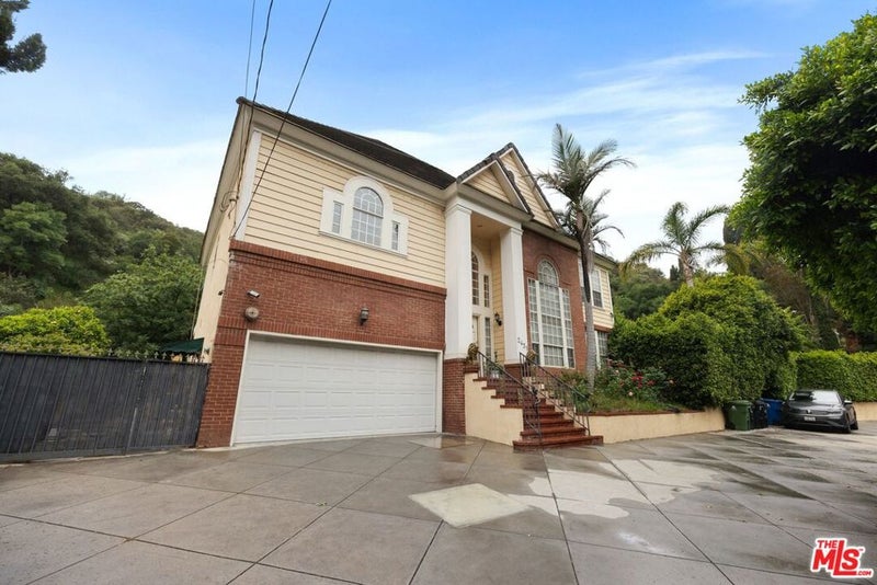 2431 Benedict Canyon Drive