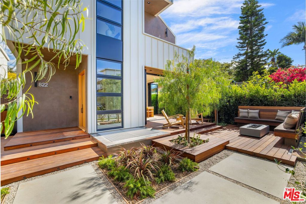 822 Superba Avenue
