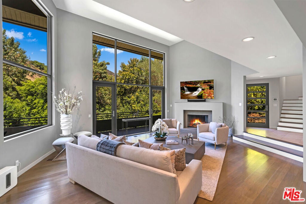 3386 Mandeville Canyon Road