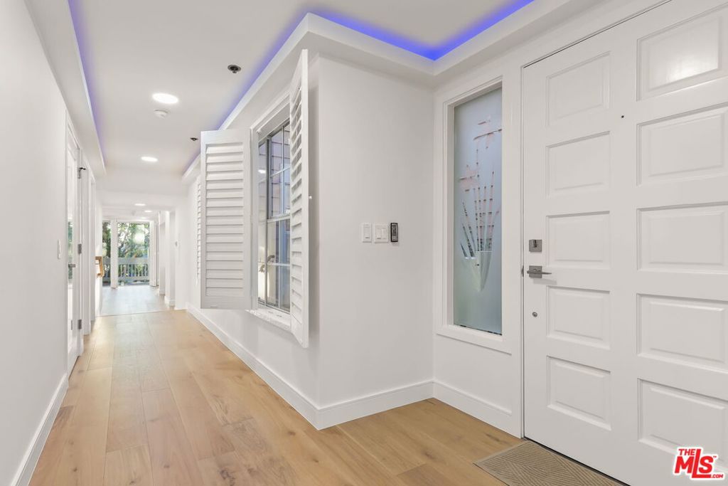 4338 Redwood Avenue B208