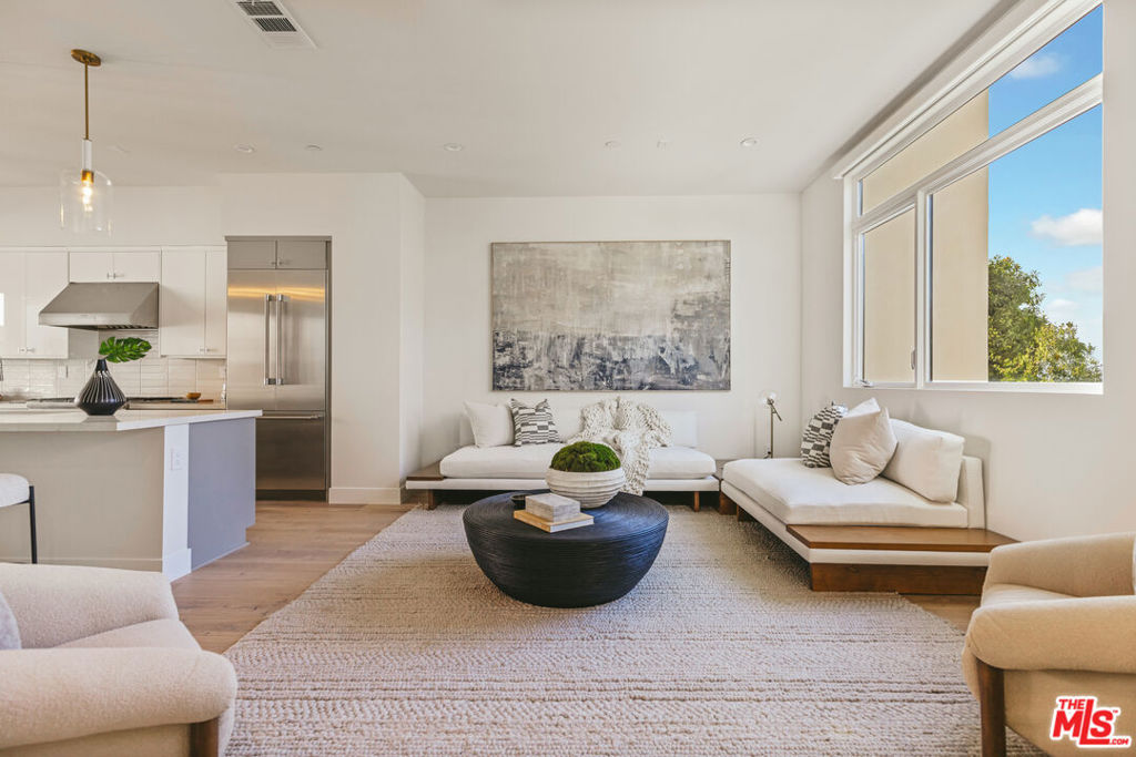 Properties 4 3218 S Barrington Avenue