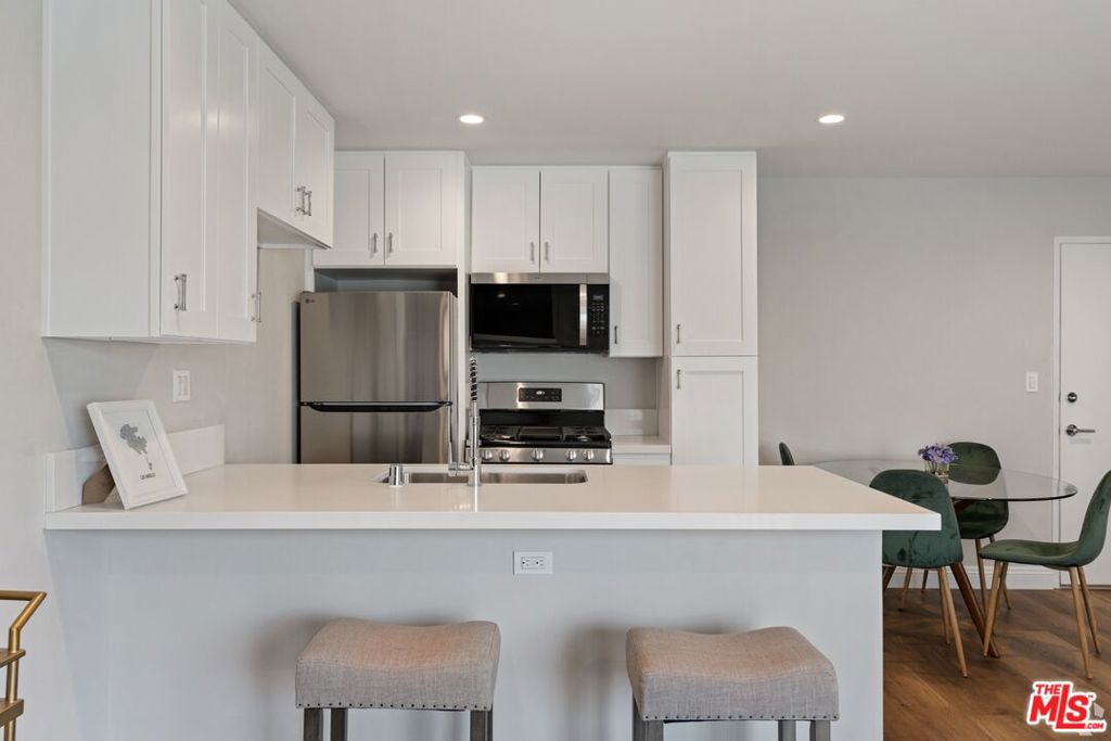 257 S Manhattan Place #12